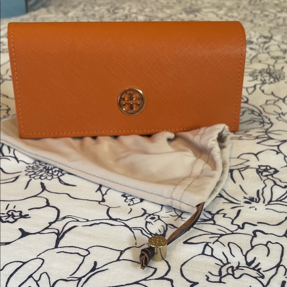 Tory Burch Cream with gold accents Oversized Sunglasses with case & cloth - Picture 2 of 15